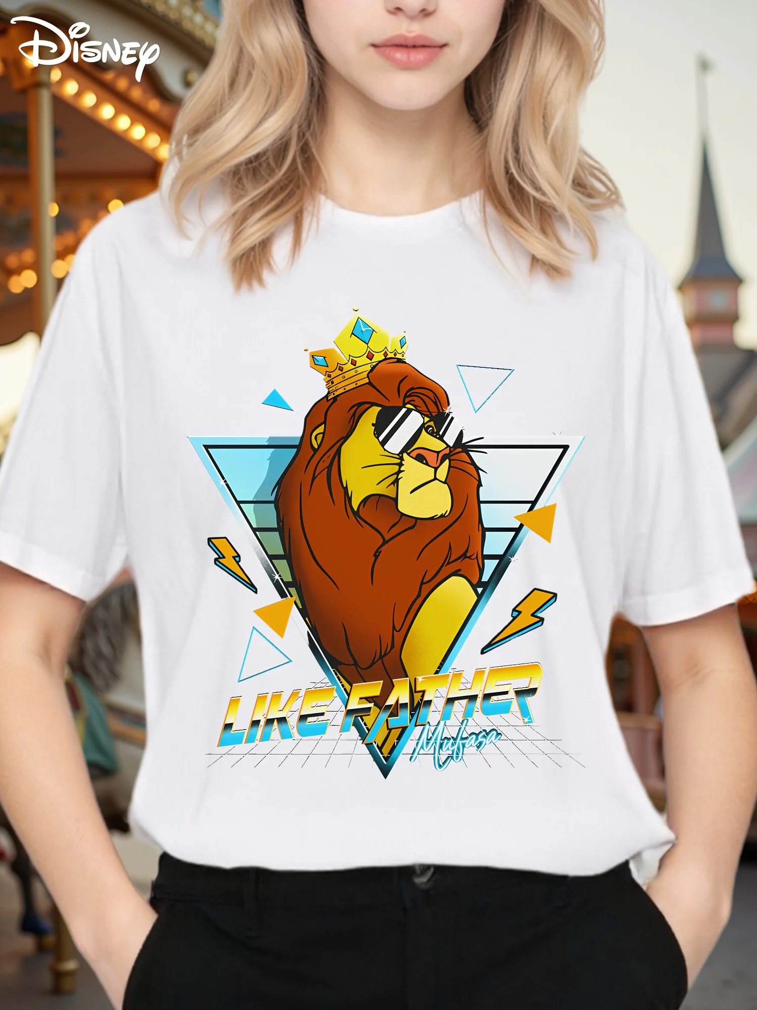 قطعة واحدة من تي شيرت Disney Lion King Mufasa للسيدات - متوفر بنسبة 100%، طباعة شعار Mufasa & Simba Circle المميزة، أكمام قصيرة ورقبة دائرية #1