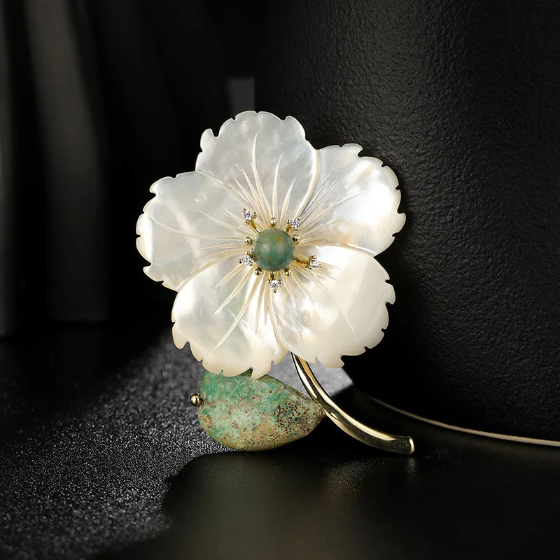 High-end Natural Mother-of-pearl Peach Blossom Brooch with Emperor Stone, Stylish and Elegant, Suitable for Coat Brooch Pin