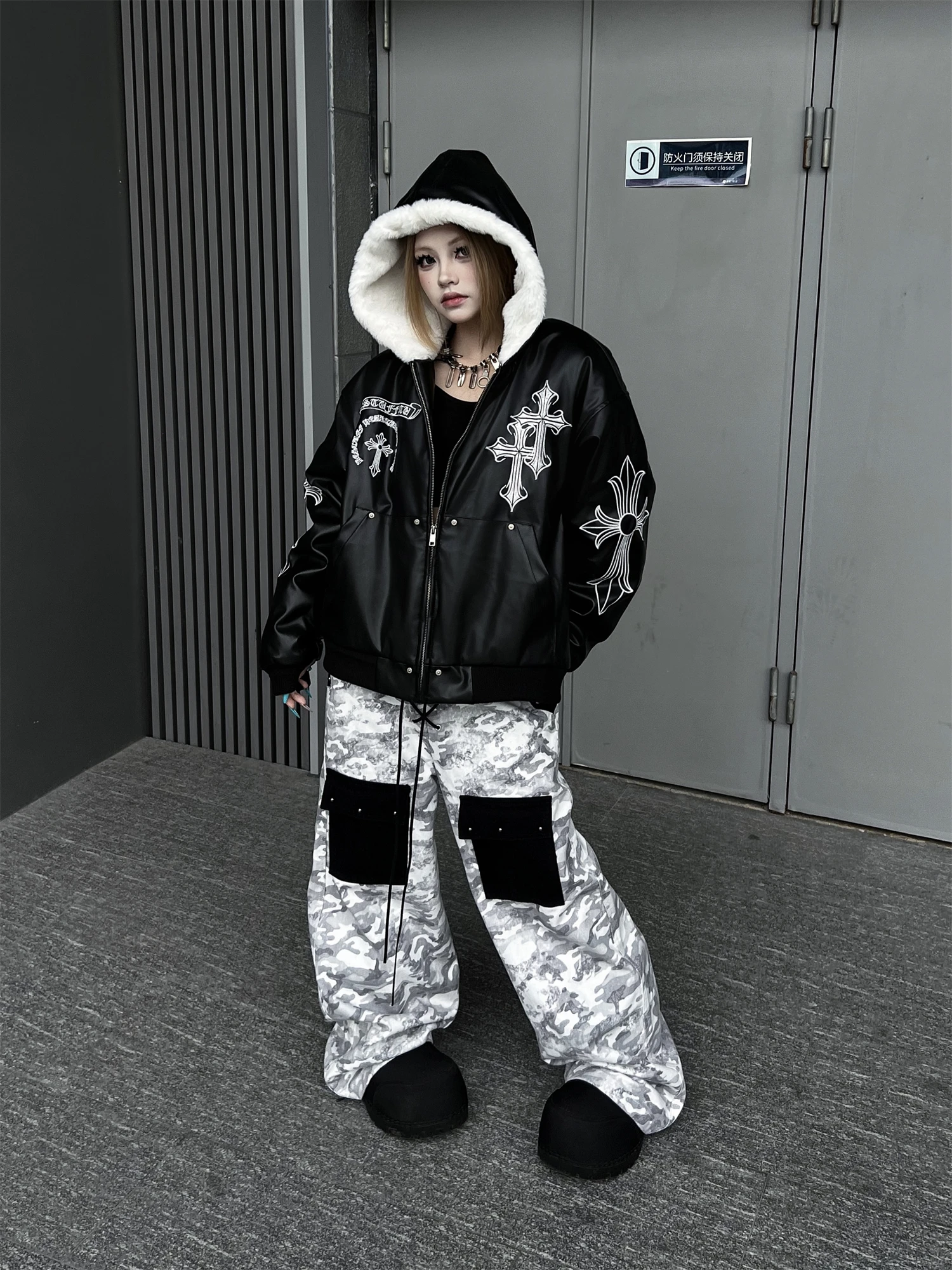 المرأة Y2K الشارع الشهير المتضخم فضفاض السراويل التمويه رمادي أبيض مع جيب أسود البضائع بنطلون عادية الهيب هوب سراويل أنيقة