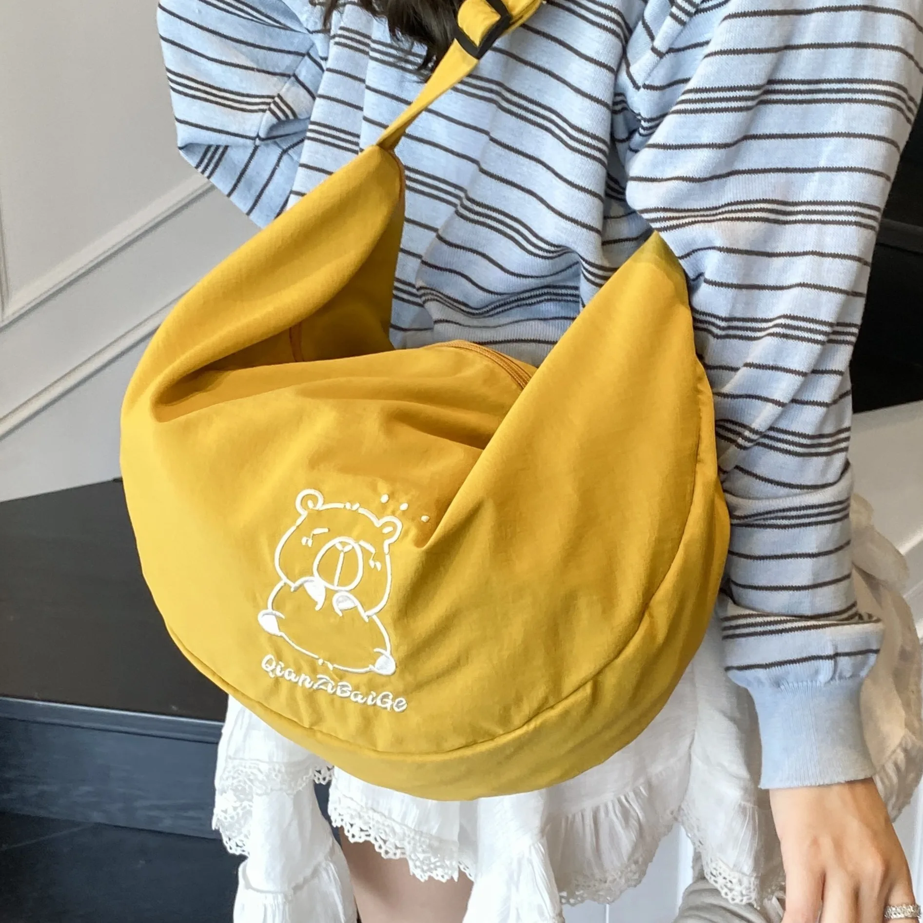 

fashionable class Hobo bag,large-capacity crossbody bag for women,simple casual shoulder bag,Cartoon embroidery messenger bag