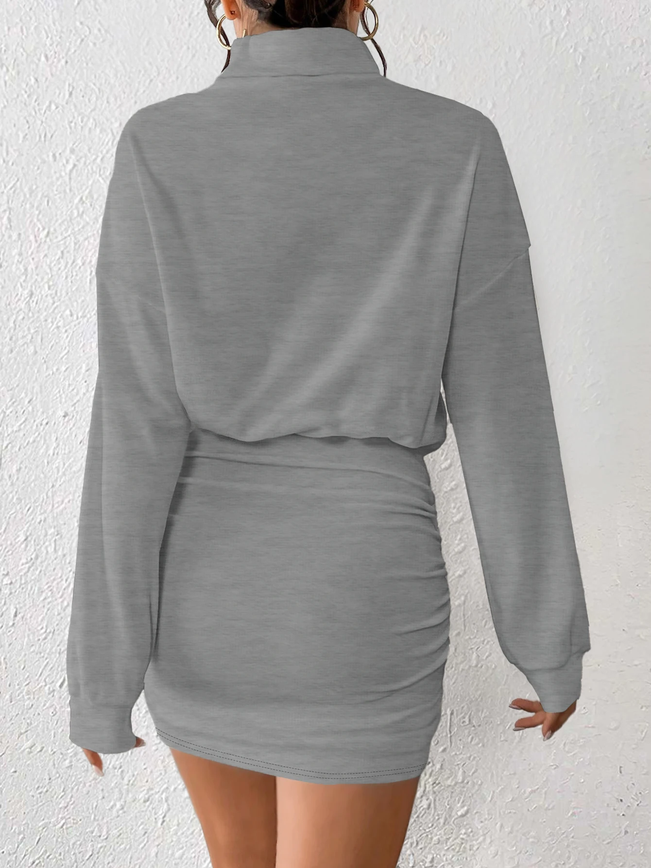 La mode vert armée à manches longues col rond haut, coupe ajustée et robe design plissée peut être associée à un simple sac à main noir sur