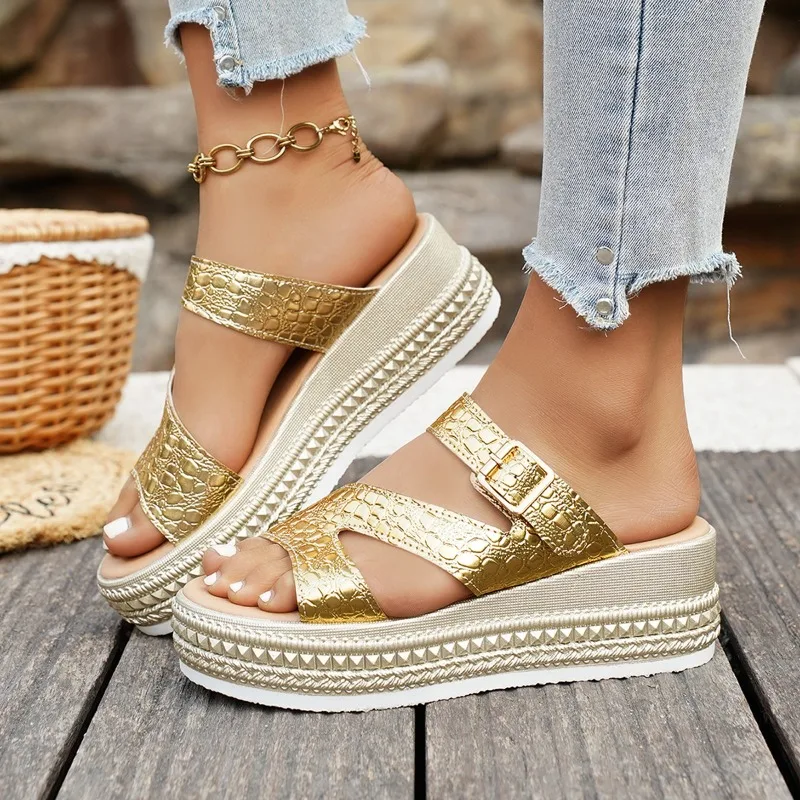 

Women's Fashion Buckle Decorative Plus Size Platform Slippers 2026 Summer New Outdoor Beach Comfortable Gold Wedge Slippers