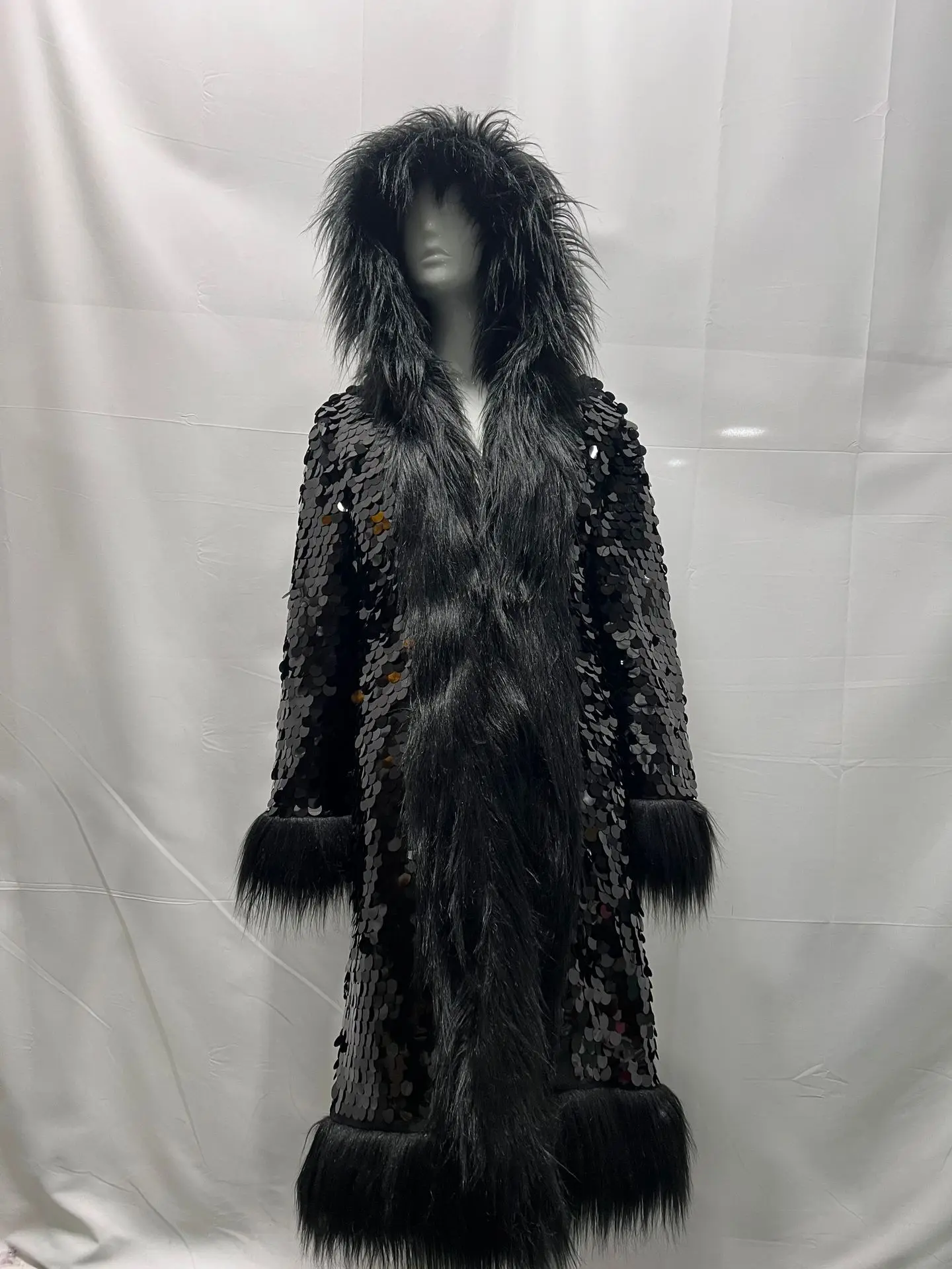 معطف نسائي مرقع بقلنسوة من الفرو الصناعي وأكمام طويلة من فرو الثعلب ملابس خارجية سميكة ودافئة من الفرو مقسمة لمرحلة الحفلات فضفاضة ومزينة بالترتر