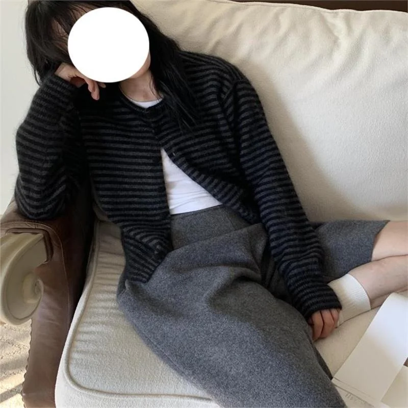 เสื้อสเวตเตอร์ถักไหมพรมสีสันทันสมัย สไตล์เกาหลี สำหรับผู้หญิง ฤดูใบไม้ผลิ ฤดูใบไม้ร่วง รุ่นใหม่ล่าสุด ให้ความอบอุ่น คอวี