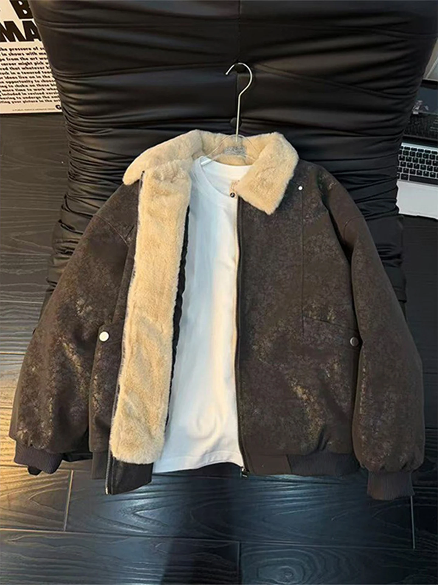 

Зимнее хлопковое пальто из искусственной кожи с рисунком змеиной кожи в американском стиле с бархатным воротником из ягненка для мужчин