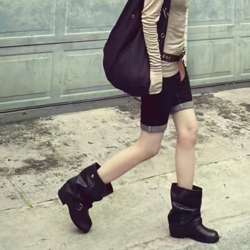 

2025 новые высококачественные модные стильные женские ботинки с круглым носком, модные кожаные женские ботинки до середины икры на плоской подошве, осенний дизайн