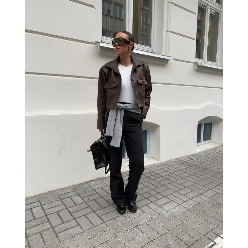 Jaquetas Femininas Highstreet Primavera 2026: Jaqueta de Couro Vintage Brilhante Solta com Lapela Retrô, Manga Comprida e Abotoamento Simples - Casaco Curto