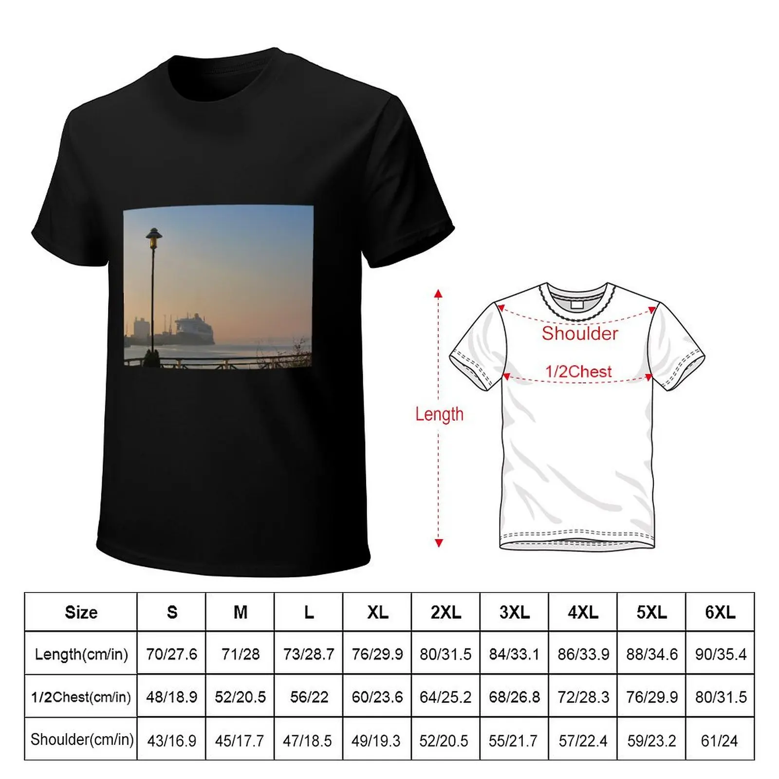 THE QUEEN MARY 2 IN SOUTHAMPTON DOCKS. T-Shirt Anti-Perspiration Workout Top