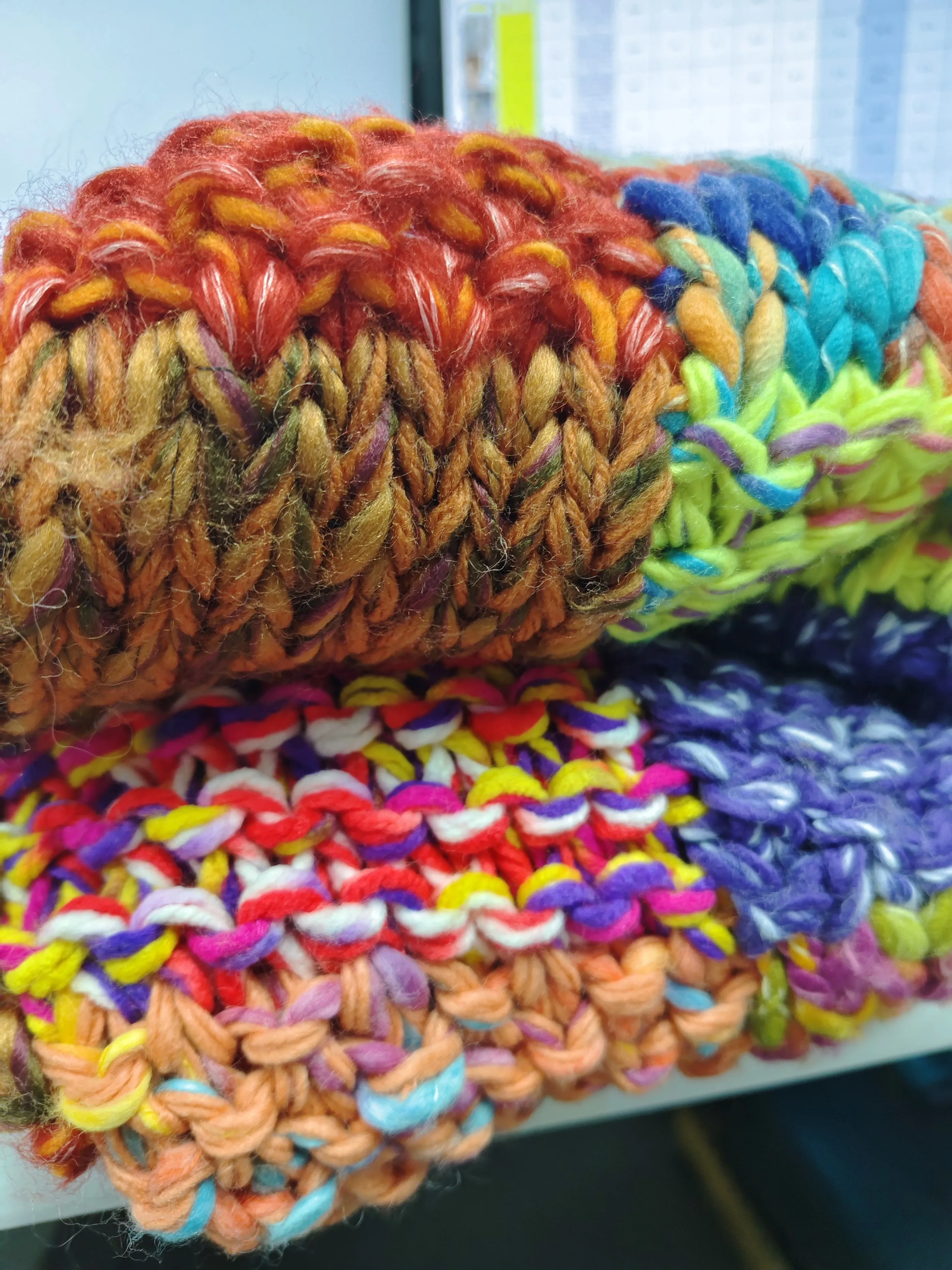 Damski ciepły sweter rozpinany na zimę 2025, kontrastowy kolor, dekolt w serek, długi rękaw, ręcznie robiony na szydełku, gruby sweter z dzianiny w warkoczowy wzór.