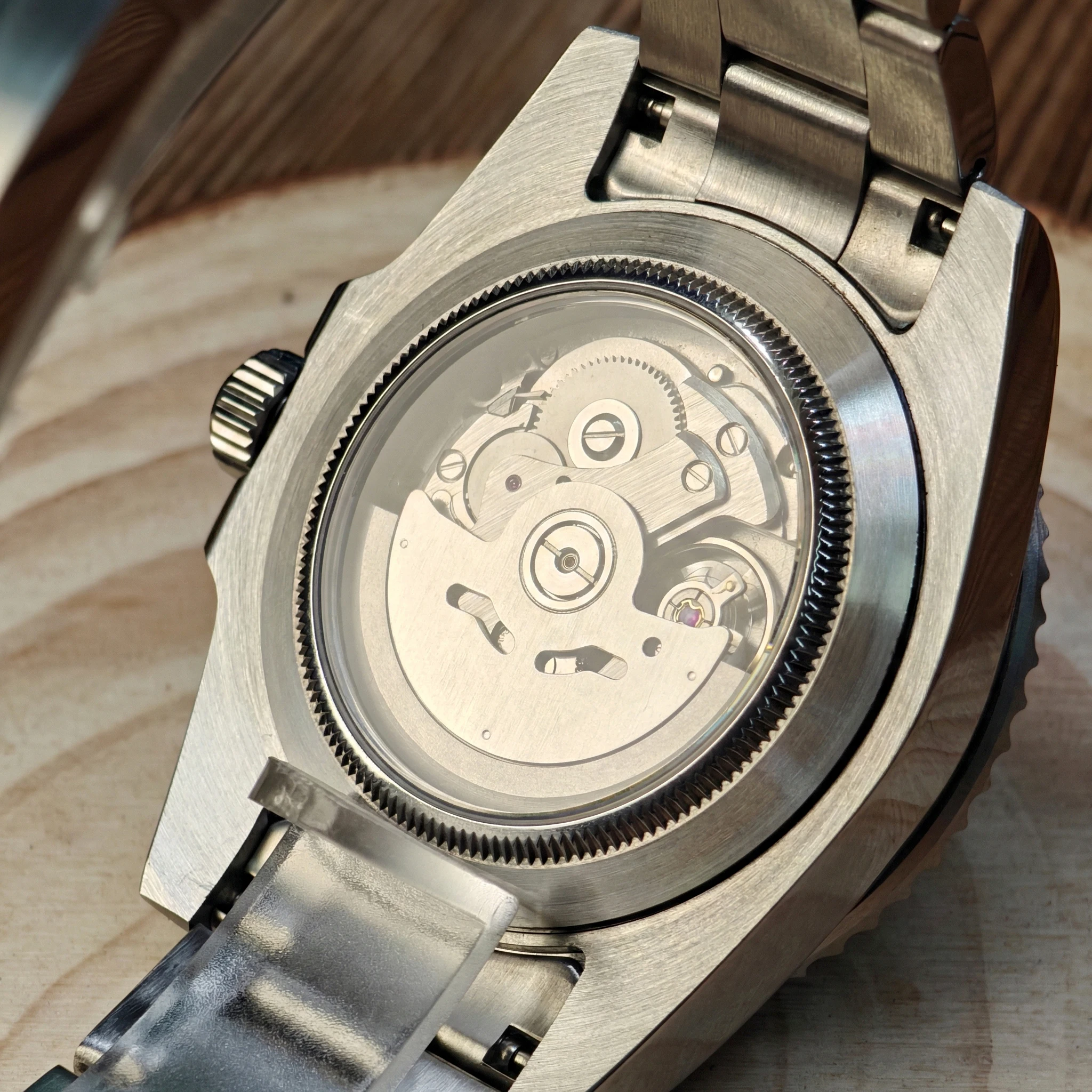 Vollständig personalisierte Corgeut NH35 Automatikuhr für Herren, Taucheruhr 100M, Saphirglas, Keramiklünette, Stahl, personalisiertes Logo auf Zifferblatt, Krone und Gehäuseboden. – Detail 6