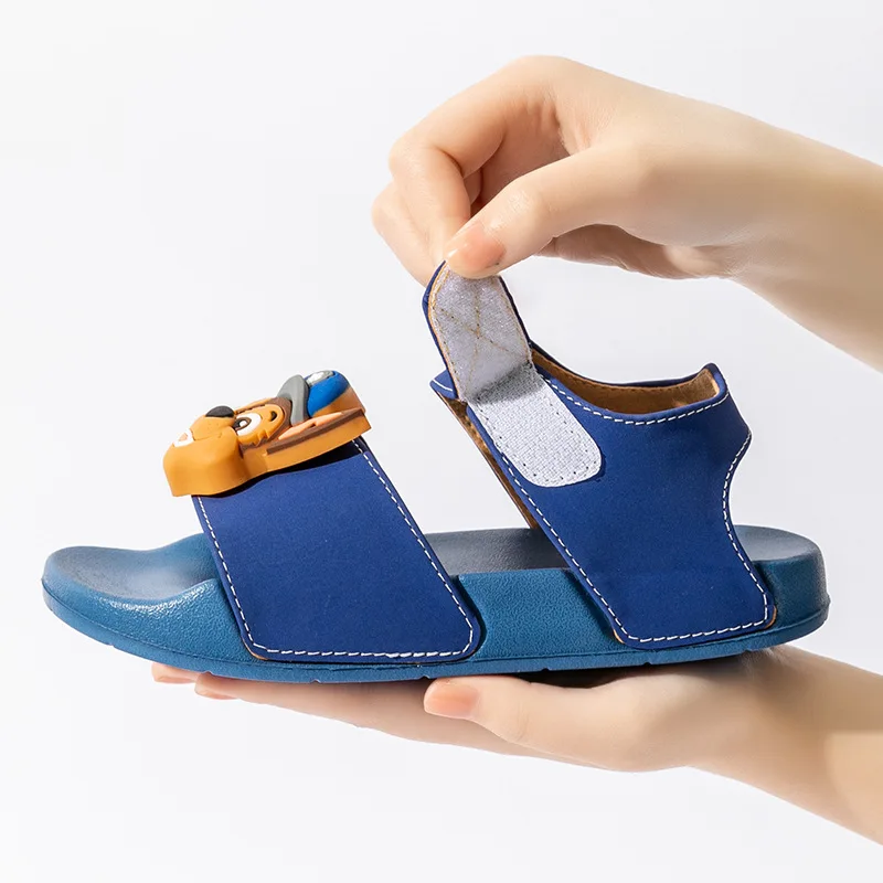 صنادل عصرية للأطفال من باو باترول، جميعها ترتدي صنادل مريحة مانعة للانزلاق بحزام كعب ليس من السهل خلع أحذية القدم للأطفال