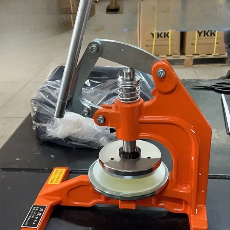 Alat Ukur Berat Gram dengan Tekanan Tangan, Alat Tenun dengan Kotak Karton Berbentuk Cakram, Alat Ukir Kain