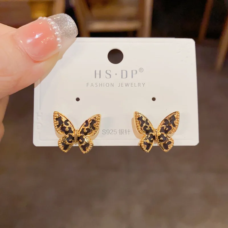 Anting-anting kancing kupu-kupu motif macan tutul logam Retro anting-anting jarum perak s925 baru musim gugur musim dingin modis dan sederhana