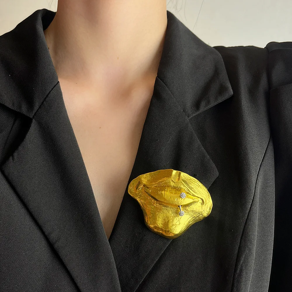 Vintage Hyperbole Mask Lips Nose Metal Broochs for Women Men Unique Abstract Suit Pins Accessories Party Jewelry Gifts