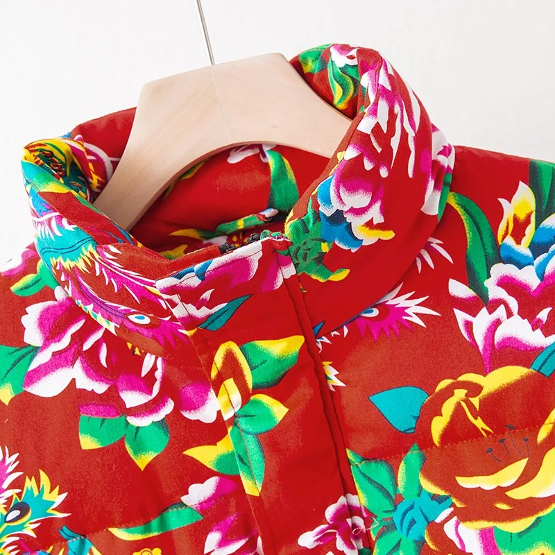 تتميز السترة القطنية الرجالية الشتوية الجديدة بتصميم نمط الأزهار النابضة بالحياة، الرائدة في اتجاه الموضة المعاصرة