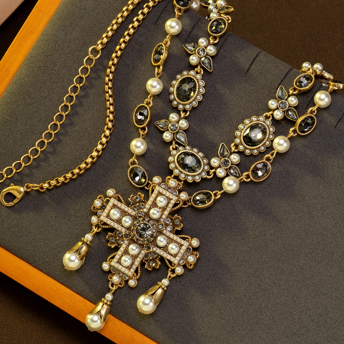 A Vintage, Luxurious, Palace-Style Rhinestone-Encrusted Cross Pendant Necklace Suitable for Women to Wear Daily, Attend Balls, Banquets, or as a Gift