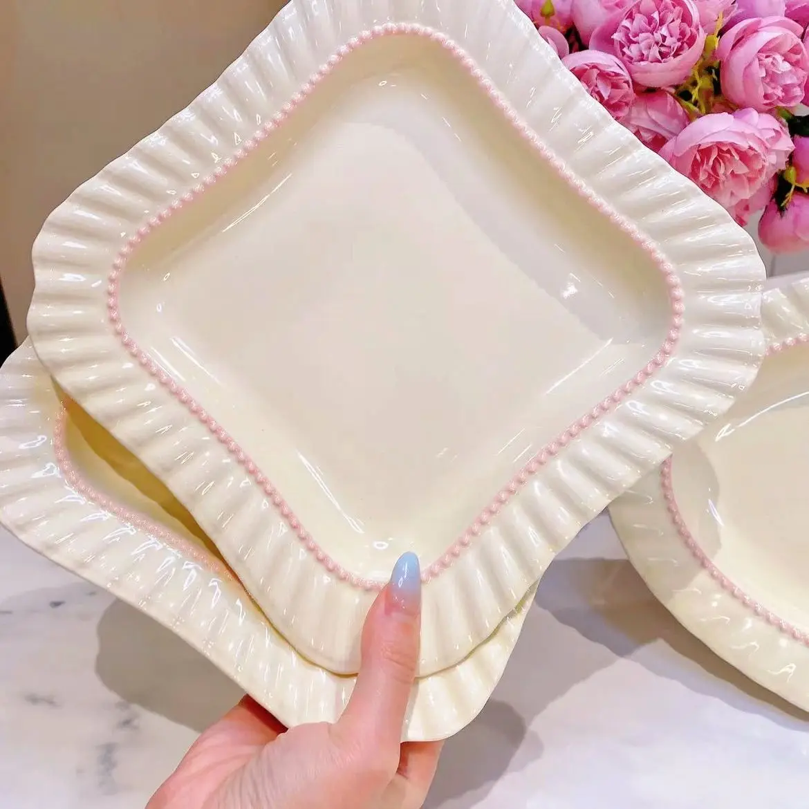 Assiette carrée en céramique de style crème, assiette épaisse et résistante à la chaleur en forme de chapeau de paille, assiette à légumes de grande valeur