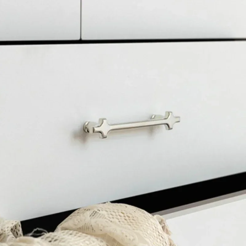 High End Retro Minimalist French Titanium Silver Pulls Handles Antique Cabinet Door Knobs Hotel Drawer Wardrobe Kitchen Handles