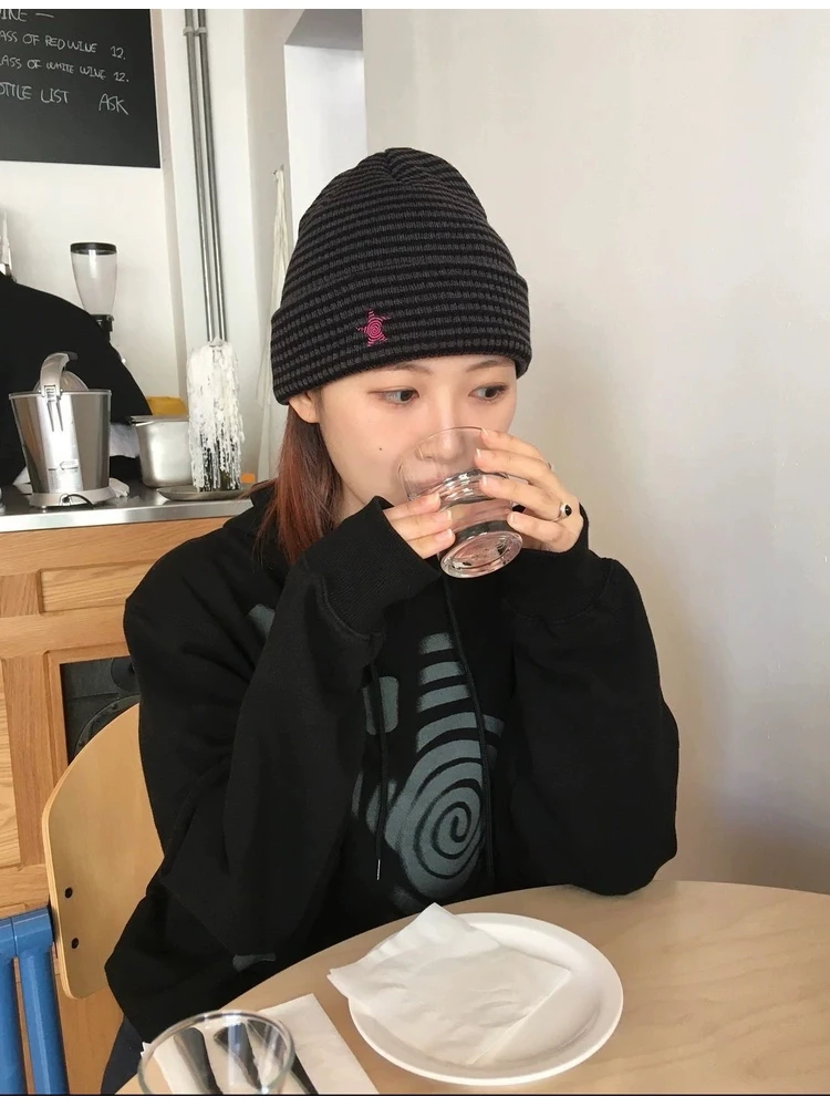 Gorros de punto con bordado de estrellas a rayas simples para mujer, gorros Unisex de invierno, ropa de calle informal, gorros suaves y cálidos para hombre