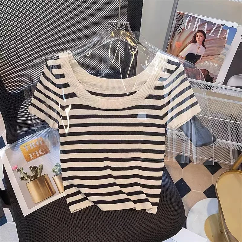 

Женская трикотажная футболка в полоску, белая Базовая футболка с круглым вырезом и коротким рукавом, Офисная трикотажная футболка, S102, лето 2024