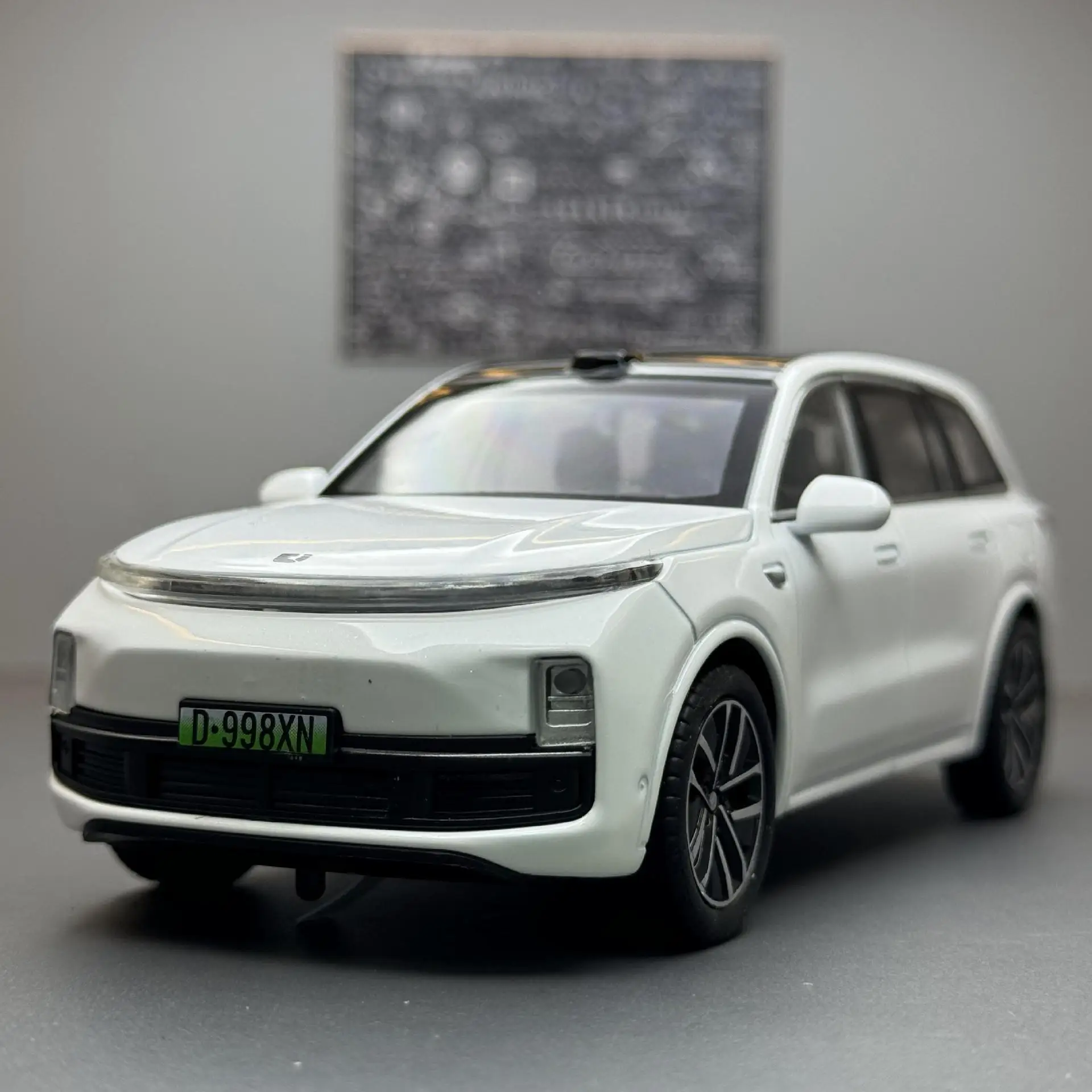 

Alloy Car Model 1:32 Ideal L9 Off-road Vehicle with Sound and Light Pull-back Toy Car Sound Model Ornament Delivery