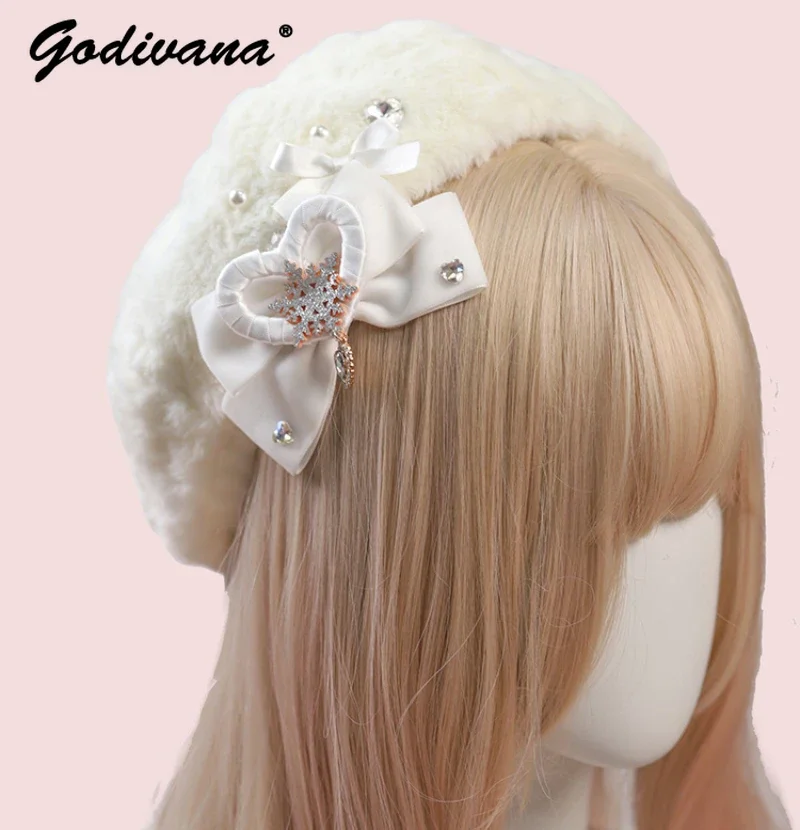 Jesienno-zimowy elegancki perłowy pluszowy beret Japoński styl Ręcznie robiony Lolita Snowflake Love Heart Bow Tie Biały kapelusz dla kobiet Czapki