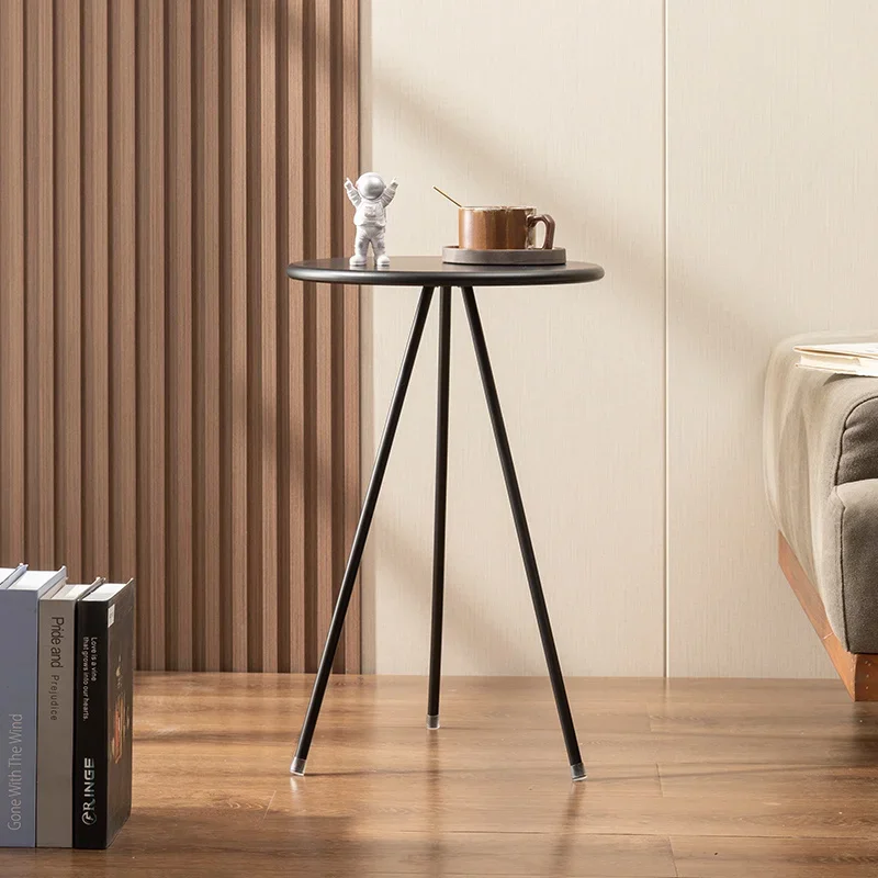 طاولة فنية حلوة، شرفة حديثة، طاولة معدنية مستديرة، طاولة أنيقة بجانب السرير لغرفة النوم وديكور أحمر شبكي أنيق