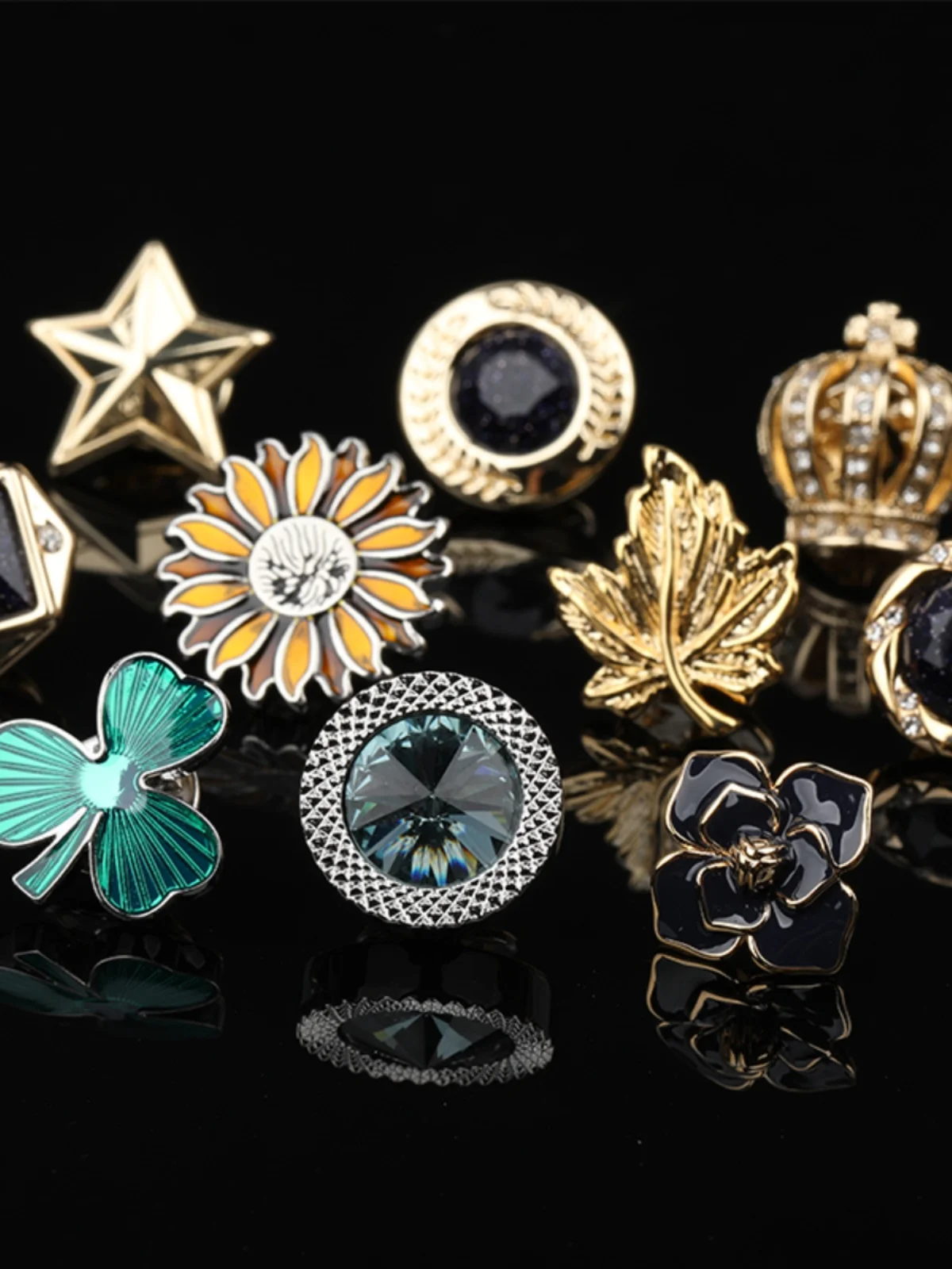 ファッショナブルなメンズラペルピン クリスタルアクセサリー トレンディなチェストフラワー スーツ用 パーソナライズされたギフトボックスセット スリトレンド クリスタル