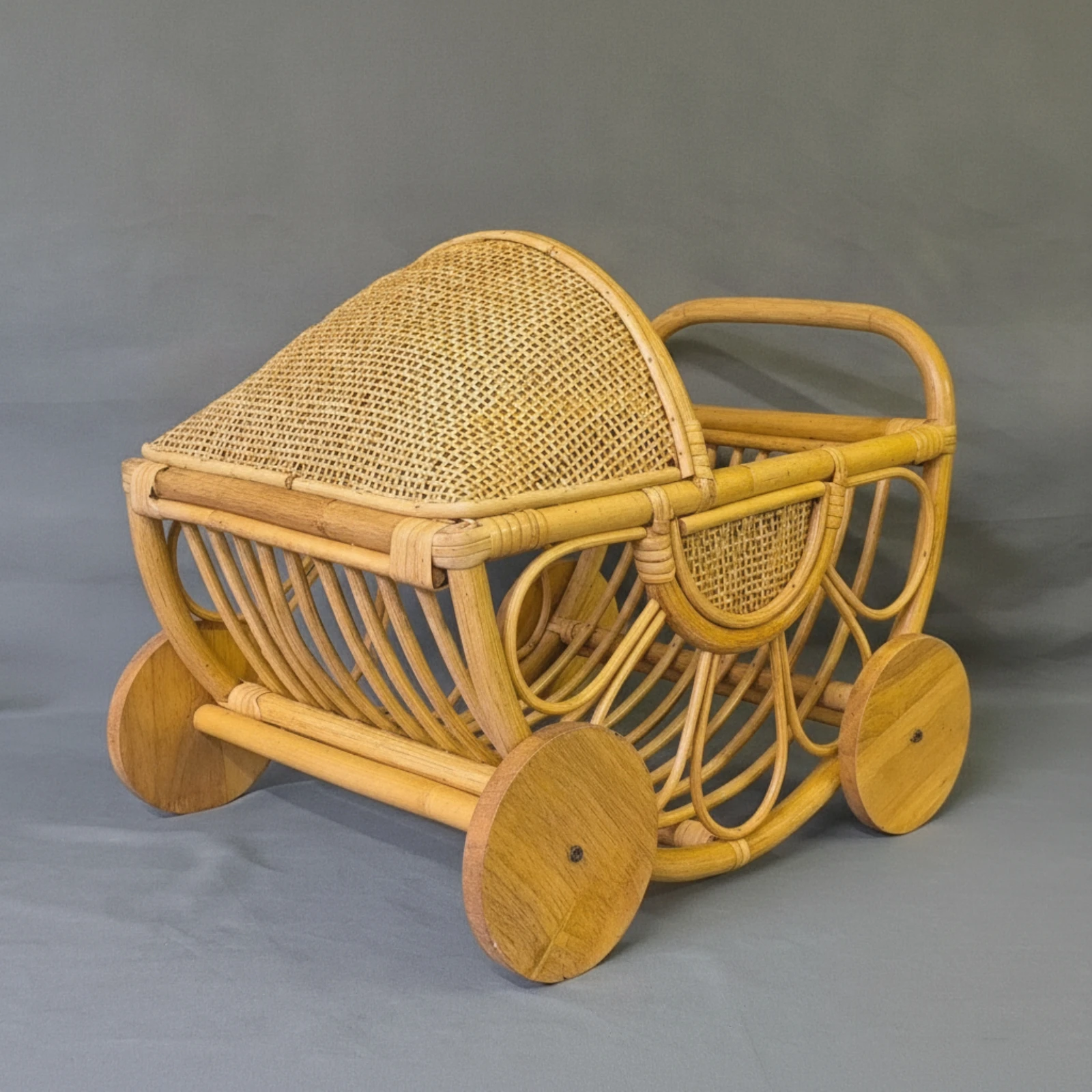 Rattan Baby Carriage Handwoven Vintage Style Stroller Prop Wicker Baby Carriage Artisan-Looking Basket with Handle Miniature