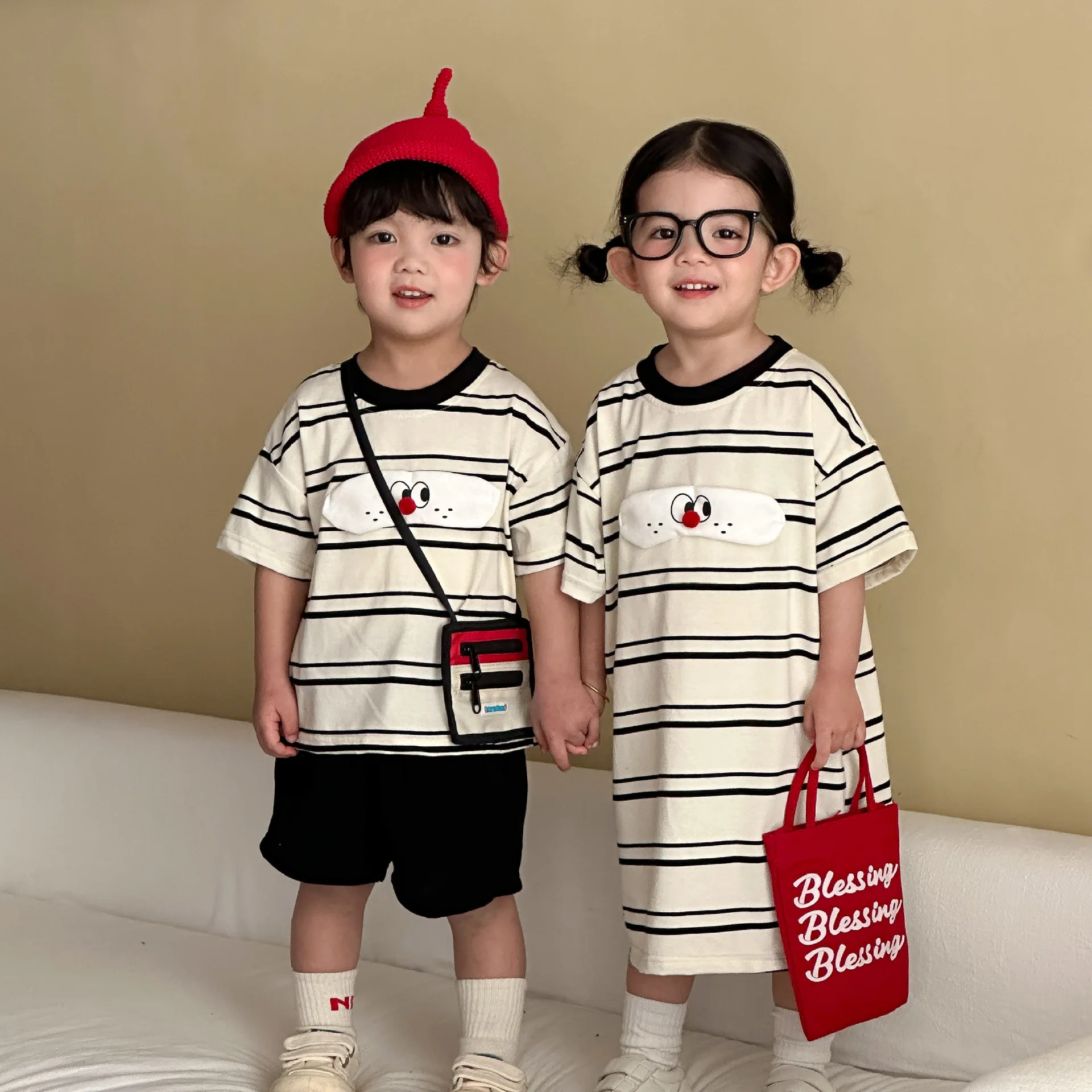 

Летний новый комплект детской одежды 2026: футболка с коротким рукавом и полосатые шорты для мальчиков, а также длинное платье для девочек. Одежда для братьев и сестер.