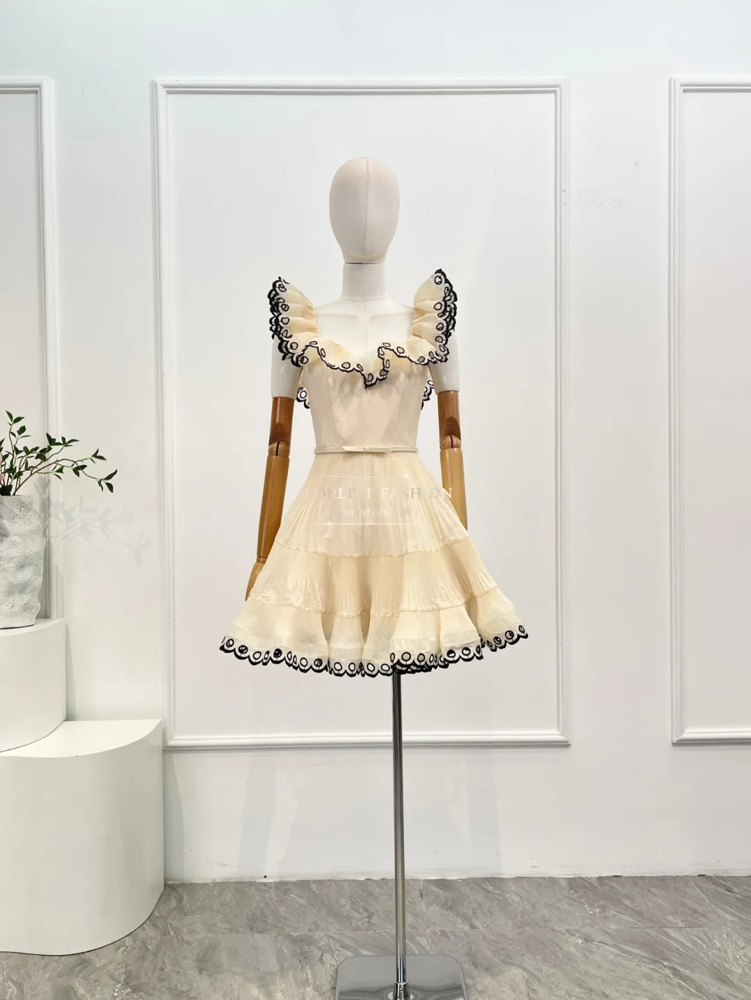 Minivestido bege preto em camadas sem mangas com cinto 2025 novo