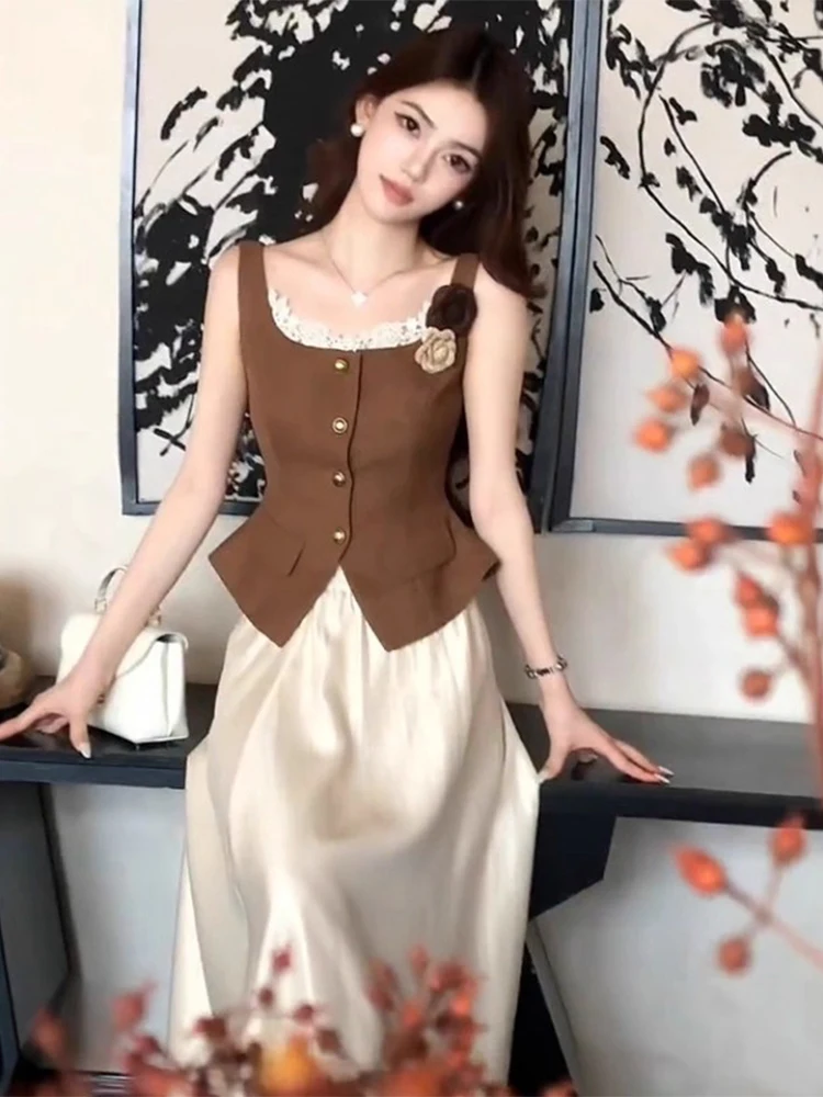 

Летний модный комплект из двух предметов: ретро-топ с кружевом и юбка миди с эффектом утяжки на талии, создающий ощущение роскоши.