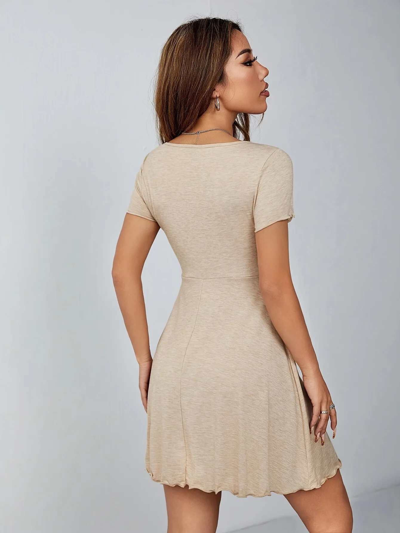 Sommerkleid für Damen mit V-Ausschnitt im Pure Desire Stil, Schleifendetail, Französischer Slim-Fit, Elegantes Design mit Taillenbindung – Detail 19
