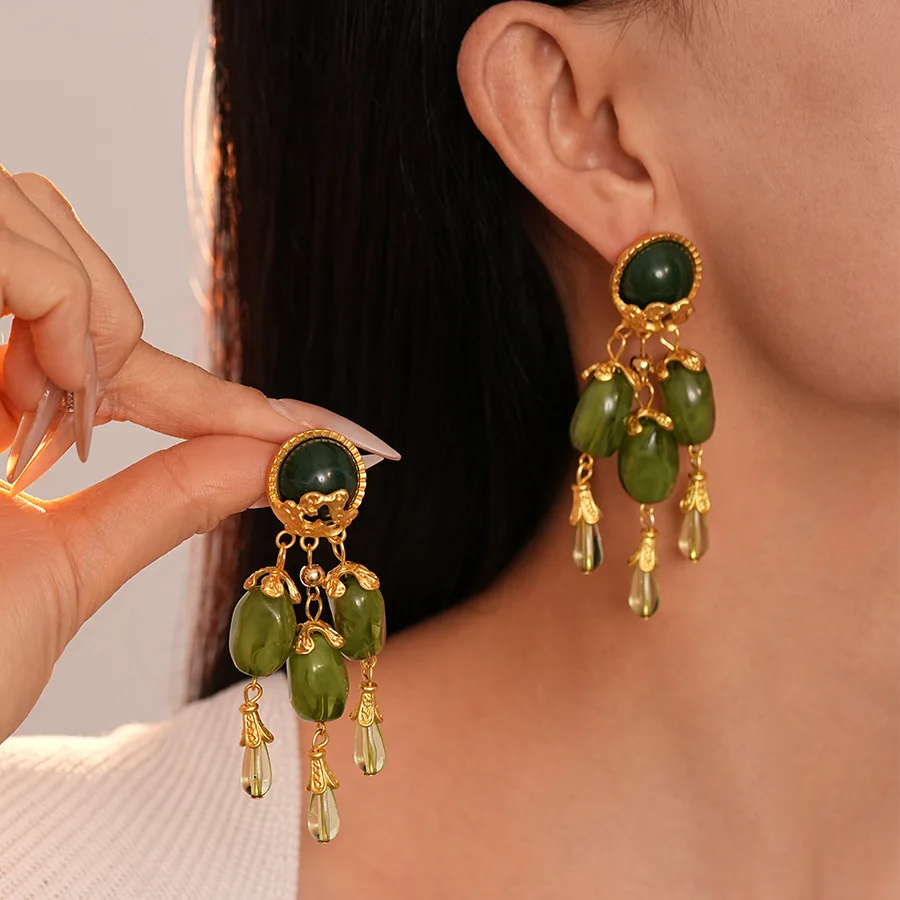 Retro olive green, water drop silver needle earrings French court style niche temperament advanced geometric earrings women