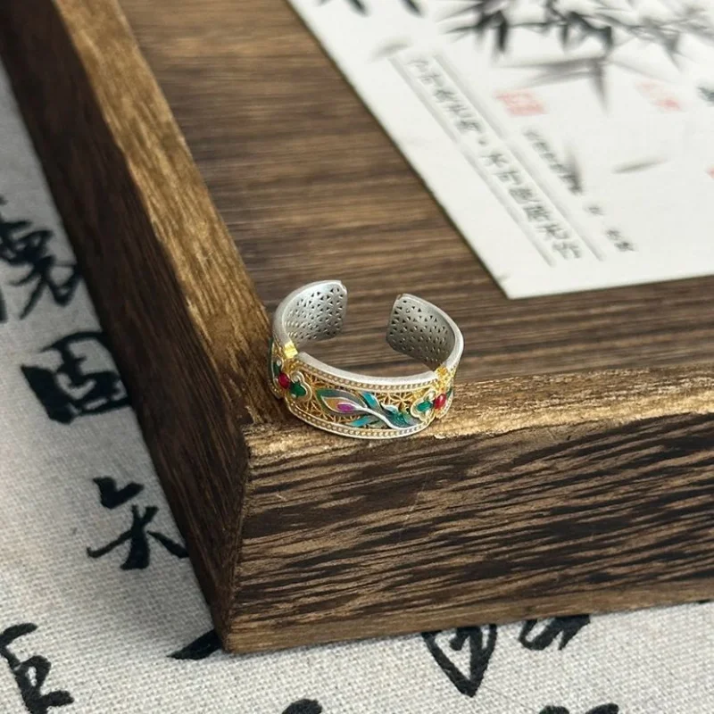 

Antique style women's feather ring with enamel, open and closed design, fashionable