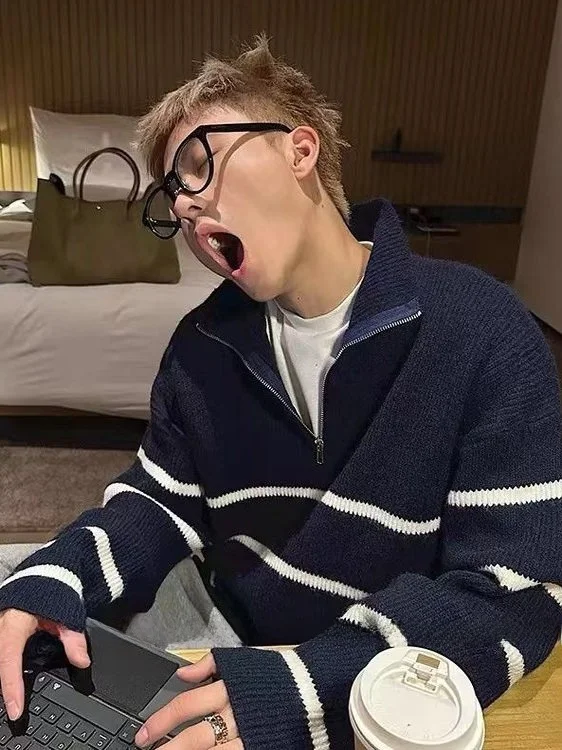

Новый мужской свитер 2025 года: свободный крой, воротник-стойка, полосатый, на молнии, универсальный, комфортный, премиум-класса