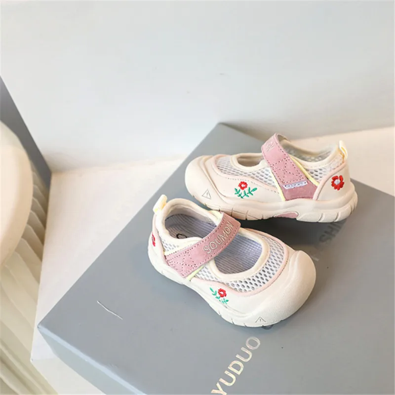 Sepatu sneaker anak-anak, baru musim panas bayi pertama jalan Mesh bernapas balita perempuan sol lembut Non-slip olahraga Fashion sepatu bayi