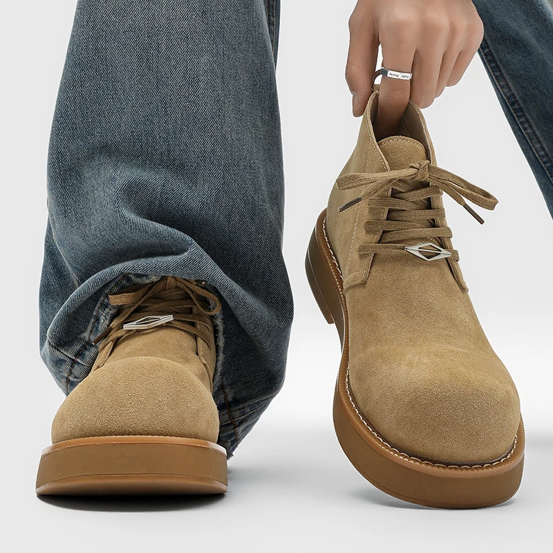 

Новые мужские ботинки 2025 года: осенние рабочие ботинки с толстой подошвой, увеличивающие рост, дышащие, короткие, в американском ретро-стиле, с массивным носком, в британском стиле.