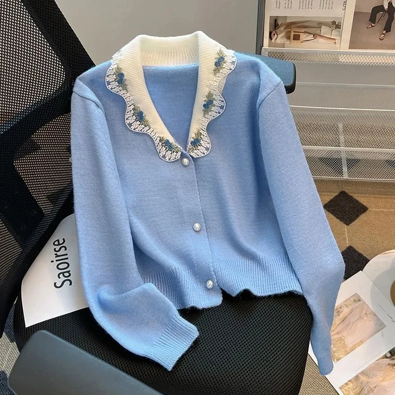 

2026 НОВЫЙ модный весенне-осенний новый трикотаж, кружевной вышитый воротник, сверхпрочный милый вязаный свитер с жемчужной пряжкой, женская одежда