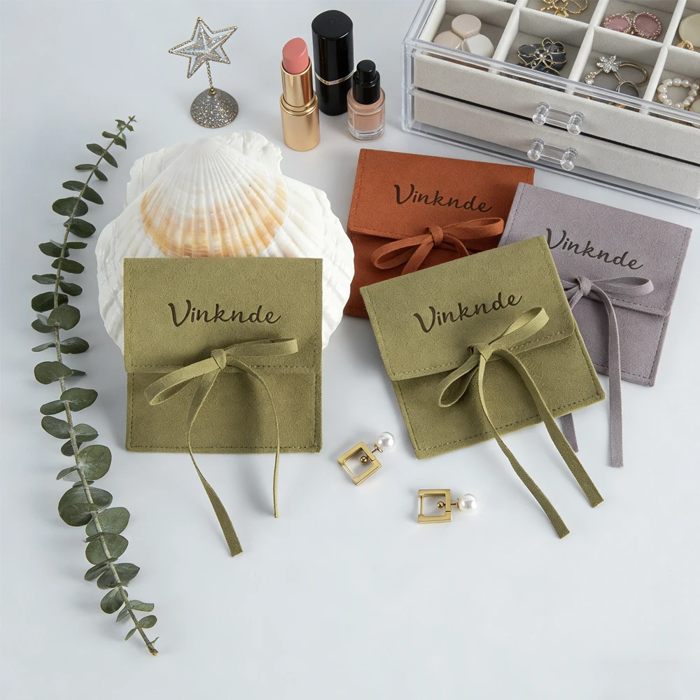 

100 упаковок, замшевый мешочек из микрофибры, персонализированный логотип, упаковка для ювелирных изделий с веревочной лентой, шикарные маленькие серьги, ожерелье, брошь, мешок для пыли