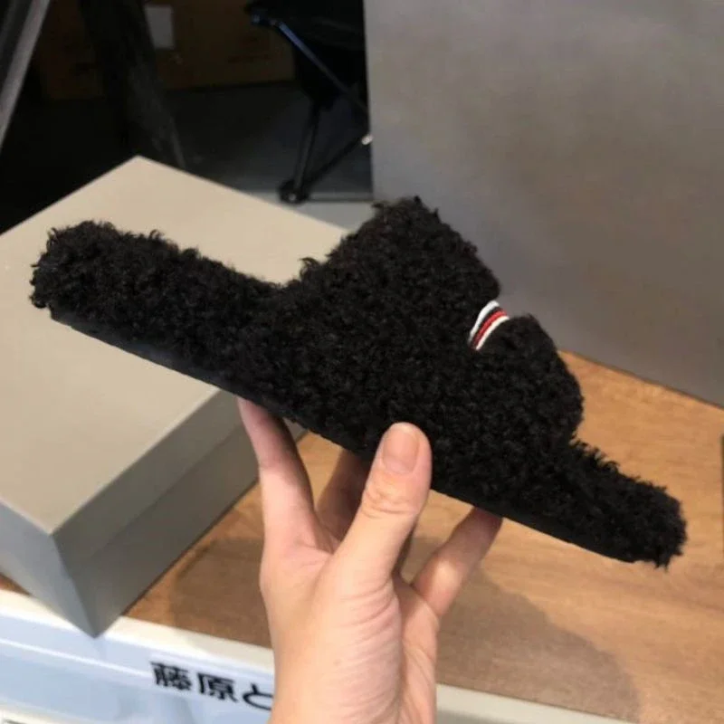 شباشب رجالية ونسائية لعام 2025 صنادل شتوية من الفرو المنفوش بأحرف دافئة مريحة شبشب فتاة غامض