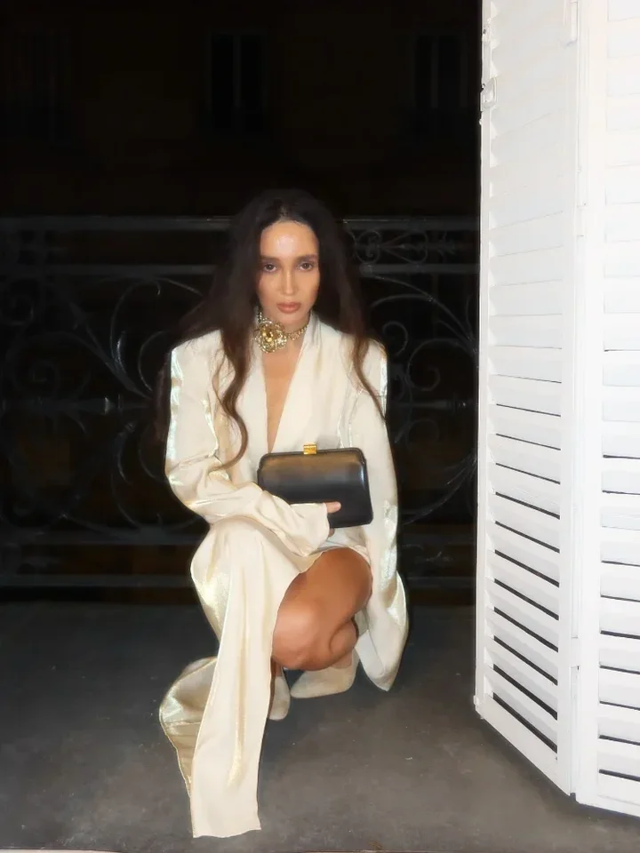 فستان نسائي أنيق لامع بفتحة عالية بالليزر طويل عصري فضفاض بياقة على شكل V وأكمام طويلة فستان نسائي ربيعي جديد للحفلات والنوادي