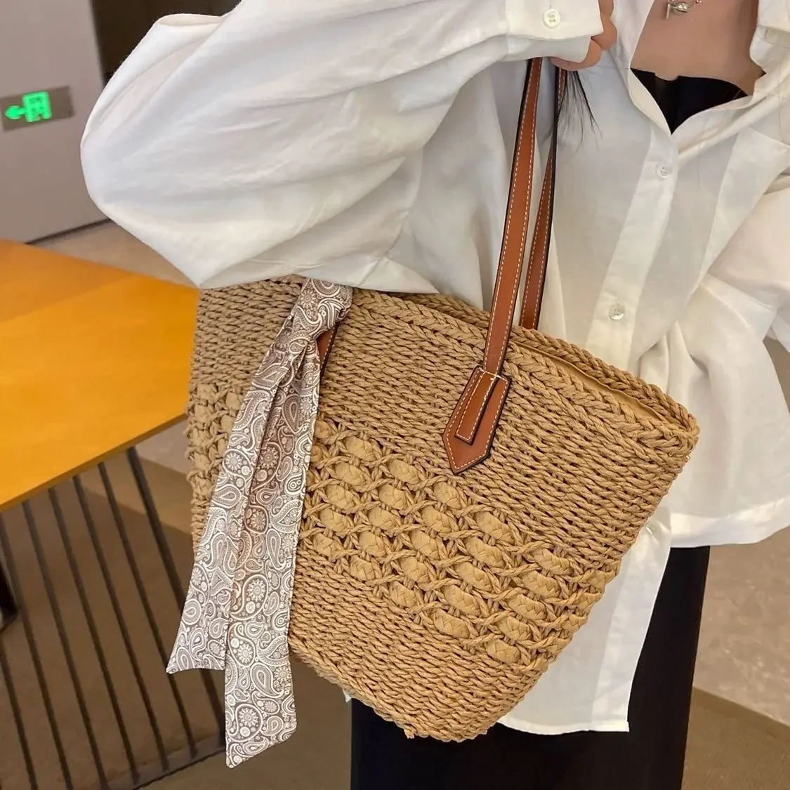 

Fashionable Straw Woven Shoulder Bag with Large Capacity and Niche Design Women's Woven Tote Bag Casual Vegetable Basket Handbag