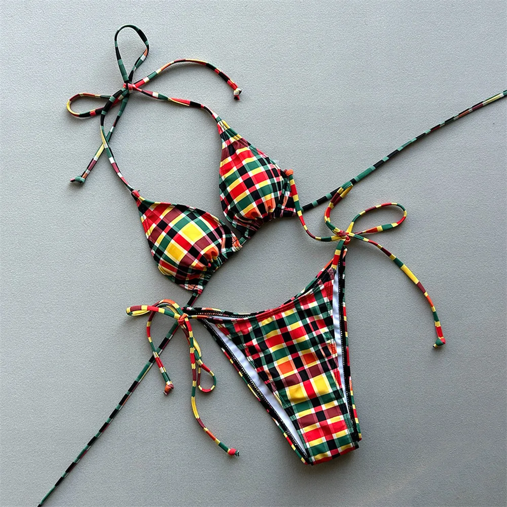 

Комплект бикини с цветным клетчатым принтом: микро-стринги, халтер, треугольные плавки. Сексуальный женский купальник 2026. Бразильское бикини.