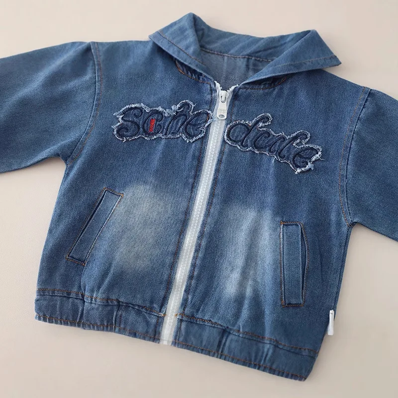Komplety ubranek dla niemowląt na wiosnę i jesień, modne kurtki dżinsowe z kapturem i spodnie z napisami, 2-częściowe zestawy ubrań dla dzieci.