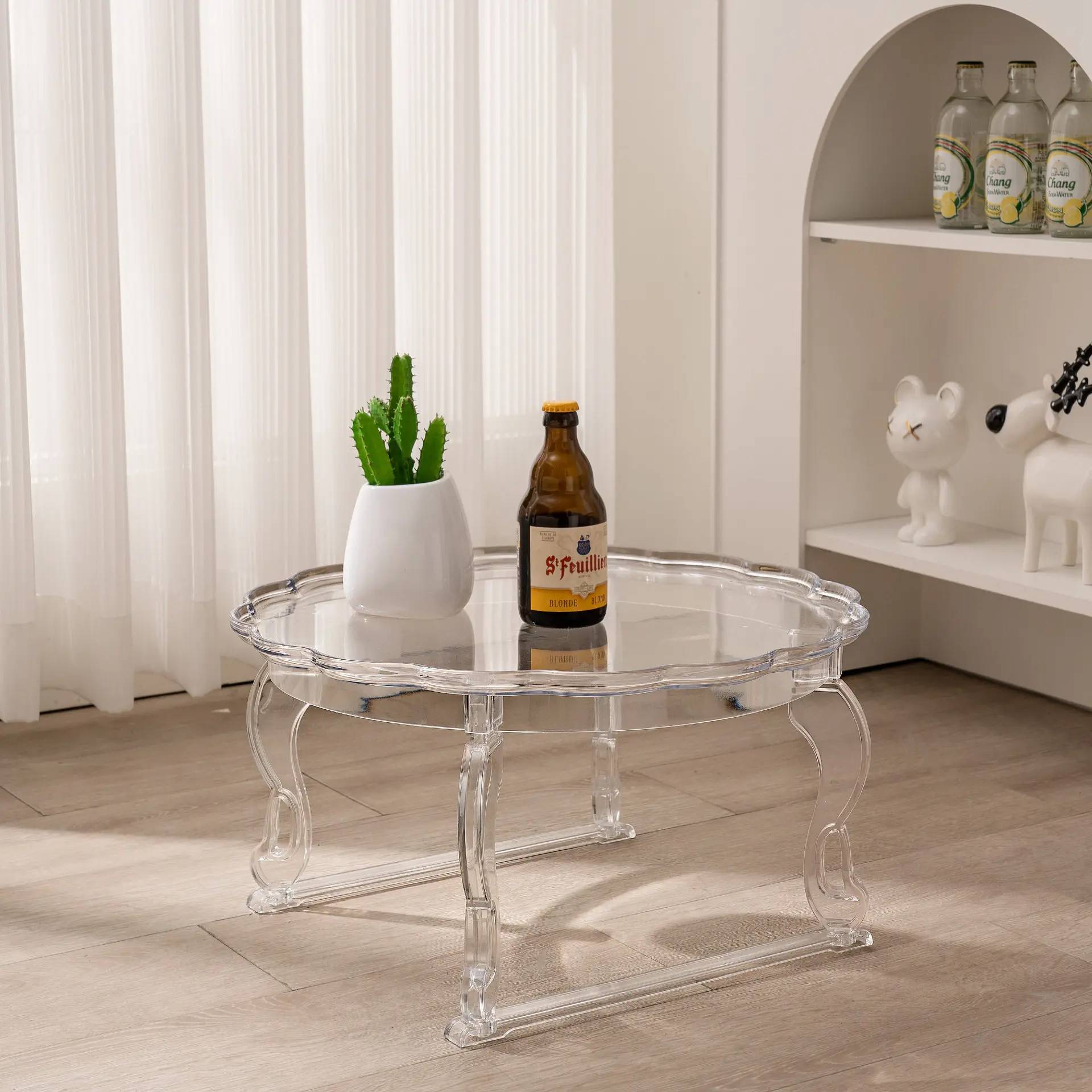 Prosty, przezroczysty akrylowy mały stolik kawowy, modny stolik boczny do salonu w małym mieszkaniu, popularny w Internecie, w stylu skandynawskim, przy sofie.