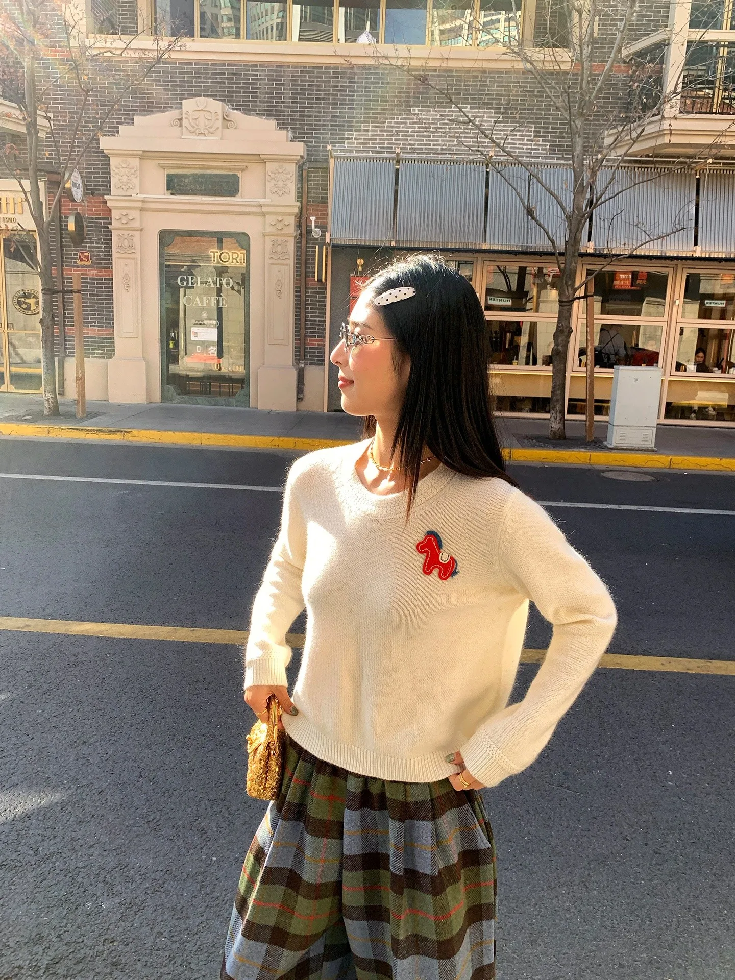 

White Knitted Sweater Loose Fit Overhead Sle Inner Wear Casual Faion Soft Material Long Sve round Ne Warmth Provided