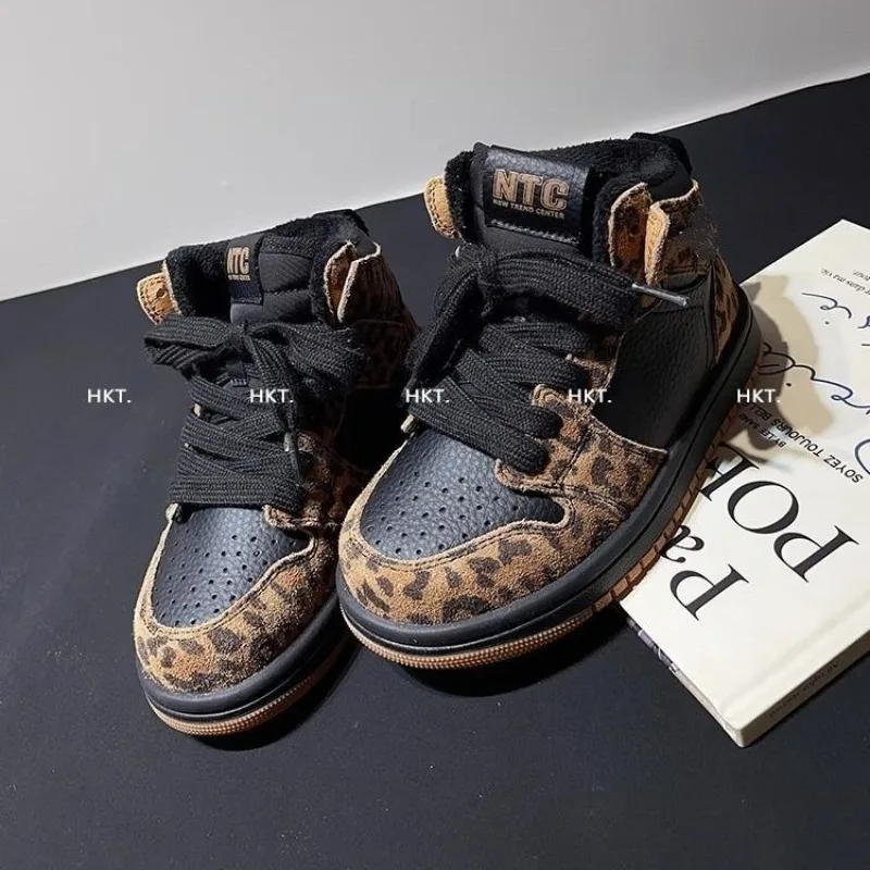 

Boys and Girls High Top Board Shoes 2025 Autumn and Winter Children's Fleece Casual Sports Shoes, Girls' Fashionable Flat Shoes