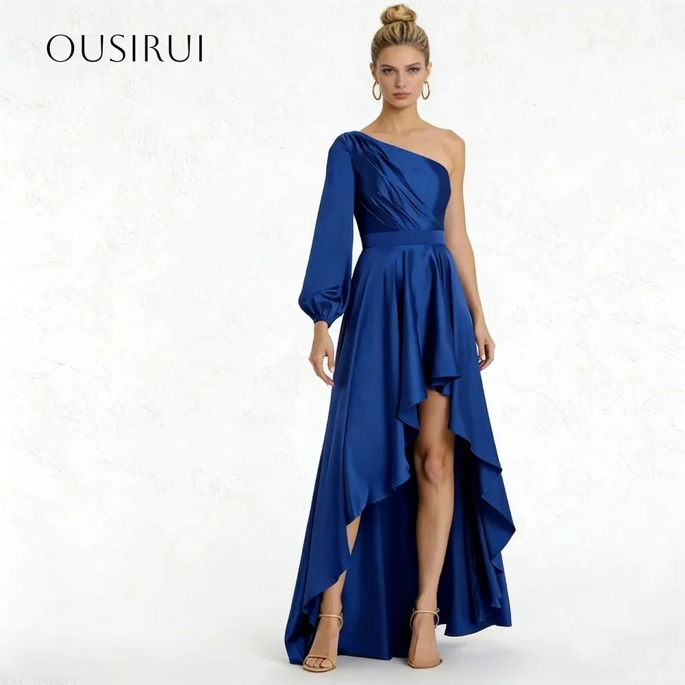 One-Shoulder-Abschlussballkleider aus Satin, High-Low-Kleid mit langen Ärmeln, plissiertes A-Linien-Abendkleid, maßgeschneiderte elegante Festkleider