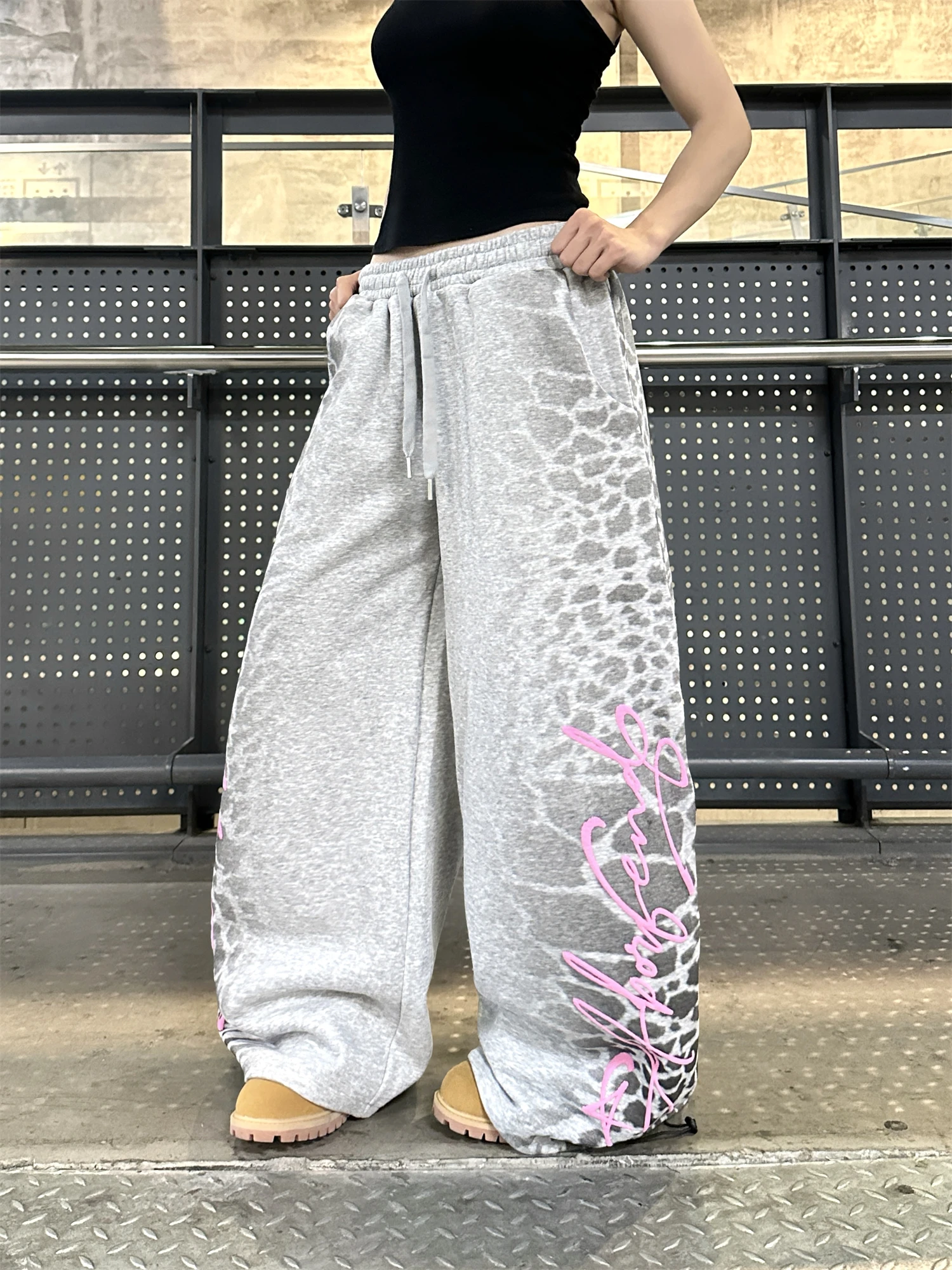 المرأة Y2K الشارع الشهير فضفاض Sweatpants رمادي مع ليوبارد طباعة الوردي رسالة الرسم واسعة الساق بنطلون سراويل أنيقة غير رسمية
